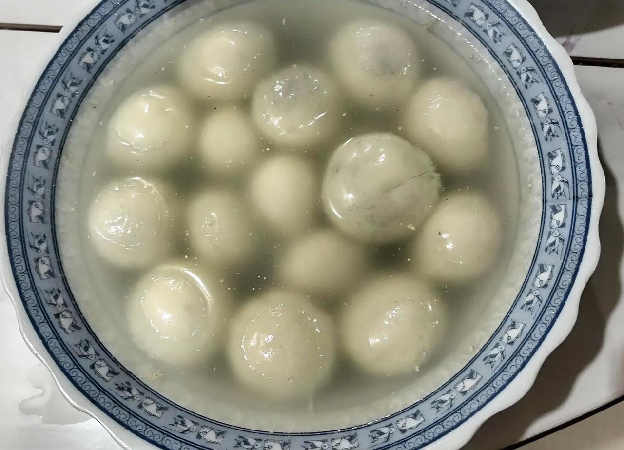 今天是冬至，
南方吃汤圆，
北方下水饺。

我家吃的芝麻汤圆，一大锅。
没吃饱，