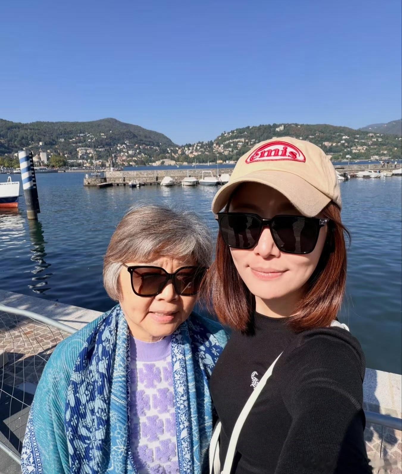 林心如晒与妈妈合照林心如和妈妈长得好像 林心如晒与妈妈合照，母女俩长得好像 ​ 
