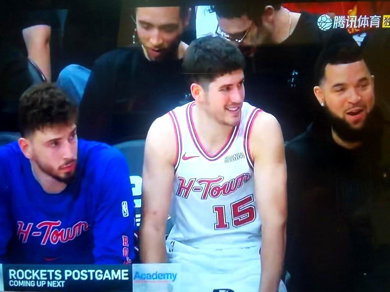37岁杜兰特8次失误！赛后拉着乌杜卡聊到球馆灯都暗了
你敢信火箭愣是106-9