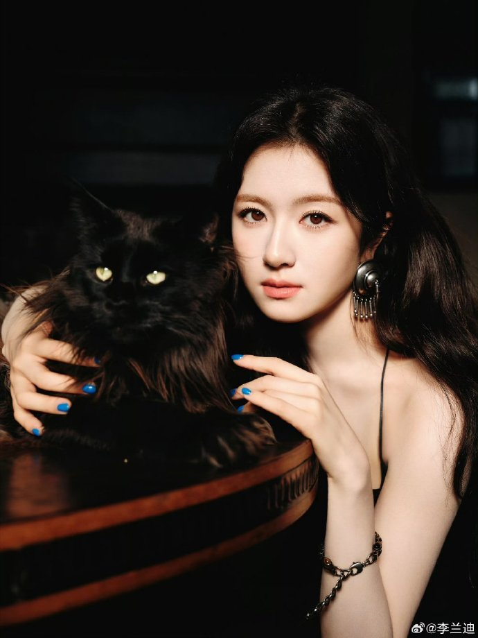 李兰迪李兰迪美到没发现耳环掉了李兰迪表情管理的神 黑裙红唇，长波浪的造型真的是美