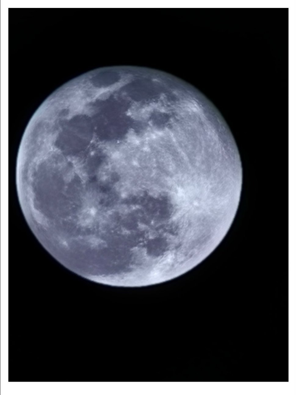 江天一色无纤尘，皎皎空中孤月轮。今人不见古时月，今月曾经照古人。