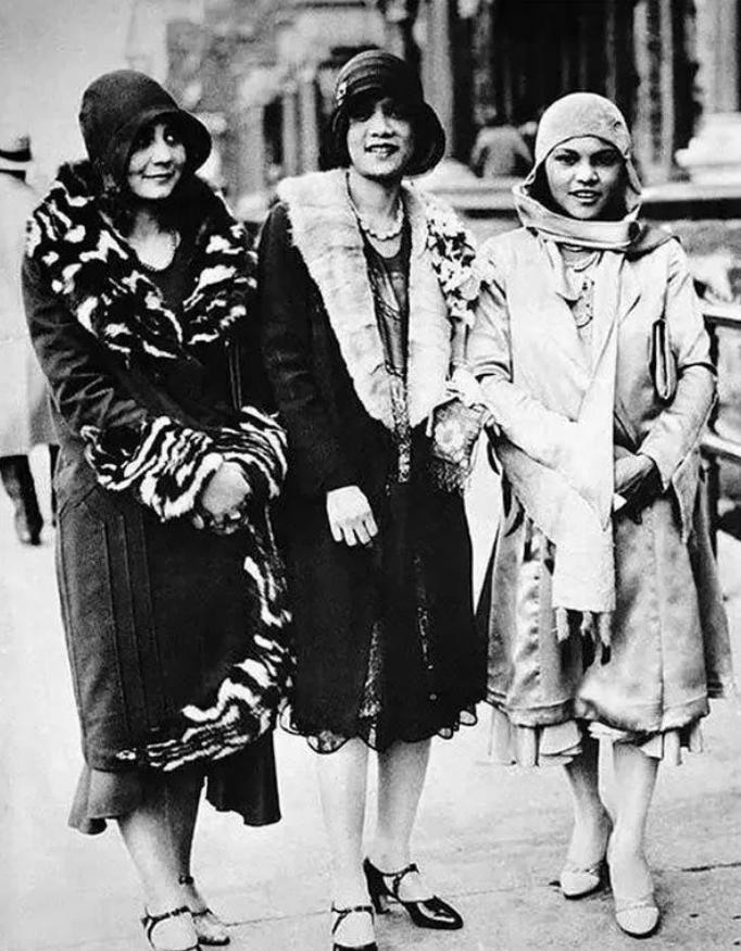 1920年代欧洲街拍老照片！美女们疯狂堆砌时尚，审美太超前！
 
一张1920年