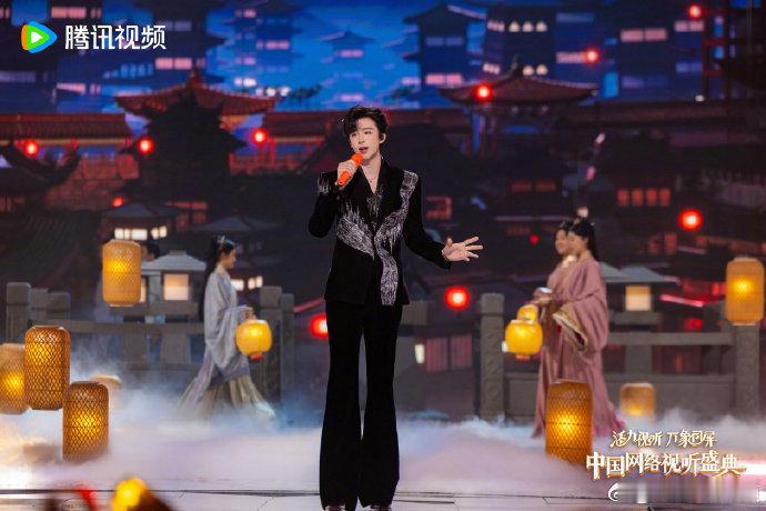 刘宇宁网络视听盛典演唱烽月 听刘宇宁现场演唱《烽月》真的越听越上头，情绪拿捏精准