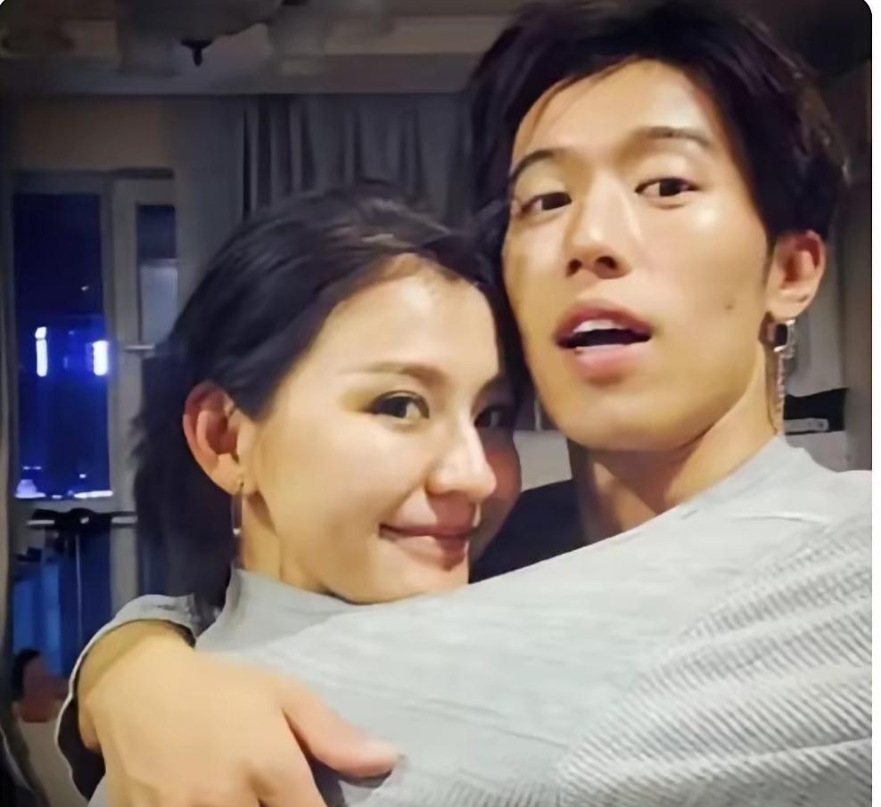 万万没想到他俩是一对
甄嬛传里的叶澜依和男演员周游是一对
那么女方未婚生子
现在
