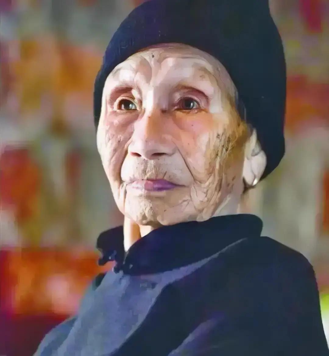 1941年，14岁的黄有良被10几个鬼子，扒光了衣服乱摸，姑娘拼了命反抗，把鬼子