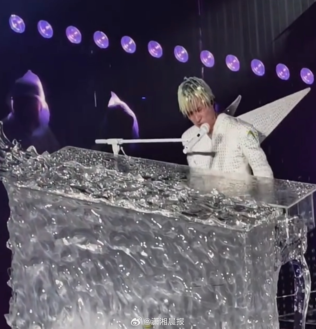 【#薛之谦长沙演唱会的钢琴有雨遮#】 4月10日晚，长沙。薛之谦长沙演唱会现场为