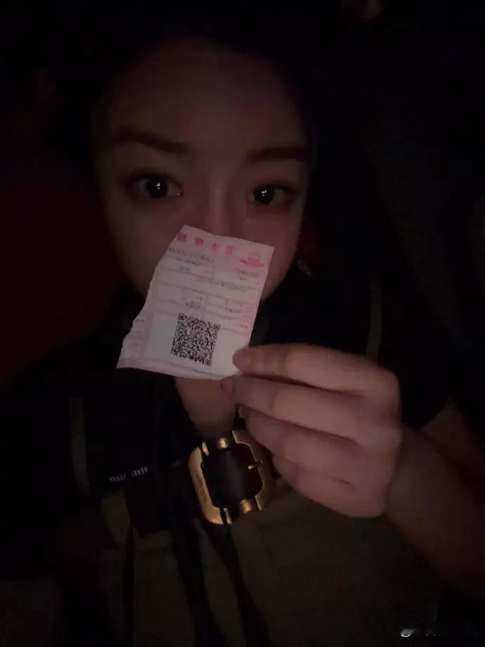 5月13日晚陈妍希发文，说看完《给阿嬷的情书》“哭成狗”。剧情很抓心，晓伟从小被