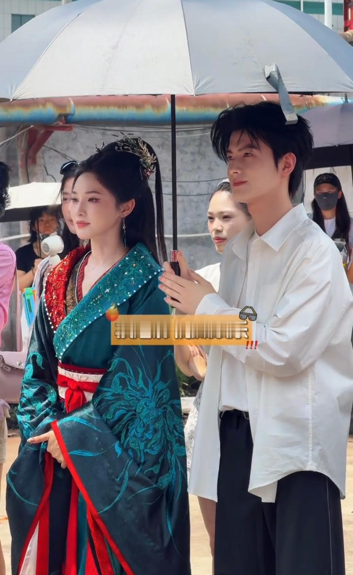 陈鹤一帮彭小苒打伞彭小苒陈鹤一开机同框朝无念开机彭小苒现在的资源有点虐啊 