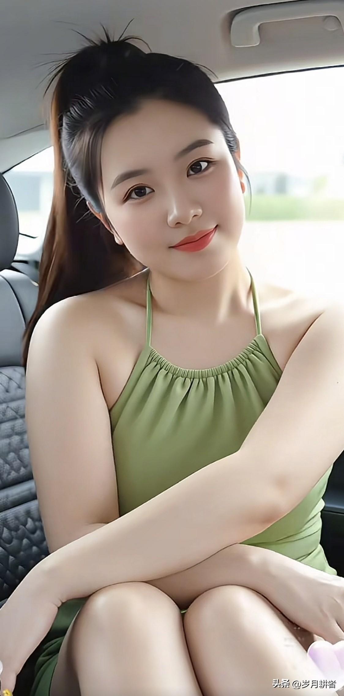 绿衣美人倚车坐，笑语盈盈意自娇。