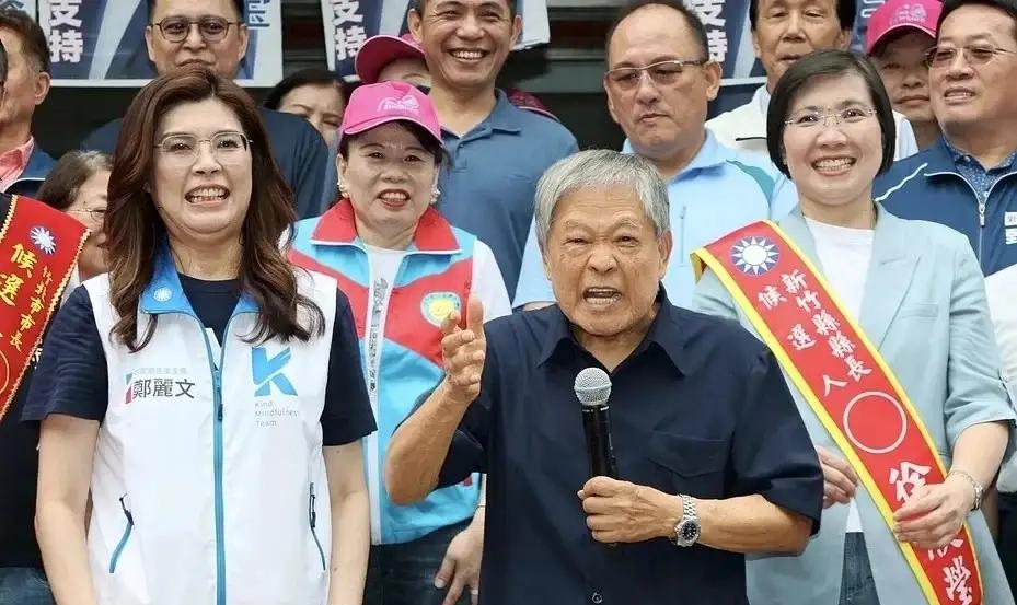 被当众狠批，郑丽文今天肯定后悔了，早知道就不去新竹县了。
 
原本她专程南下新竹