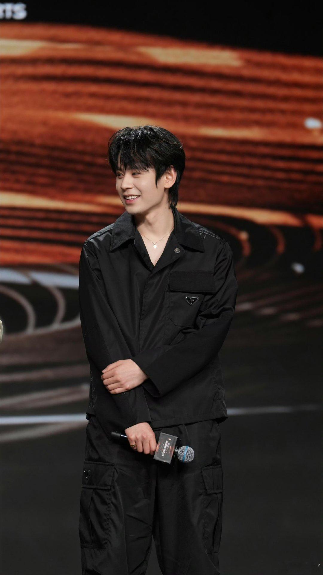 无畏NoFear 🍑心光自为引多远都无畏 “一万次的心动寄存月亮处 黄昏偏爱四