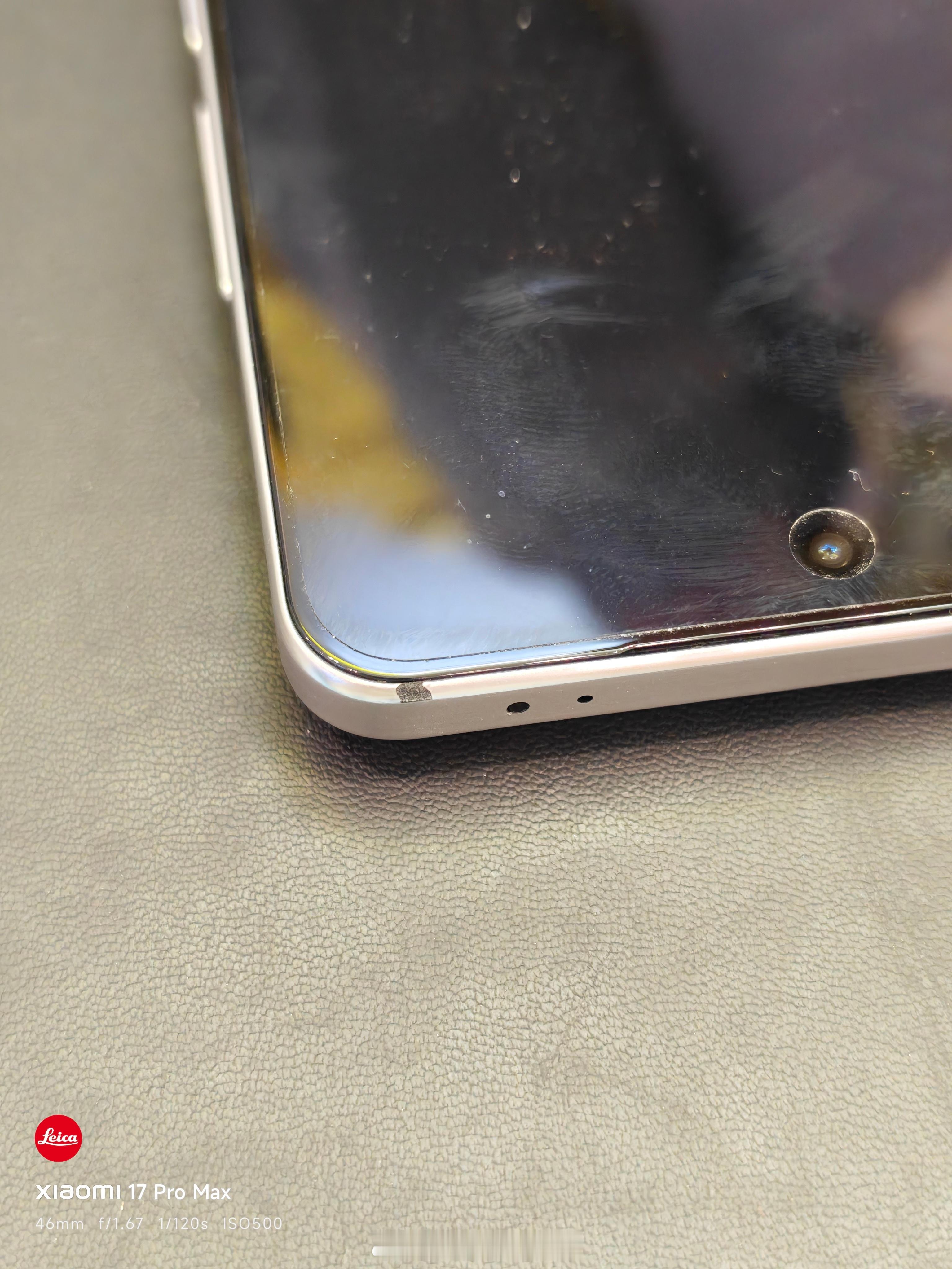 塑料边框放久了也会掉漆，刚刚手贱扣了一下直接掉一片