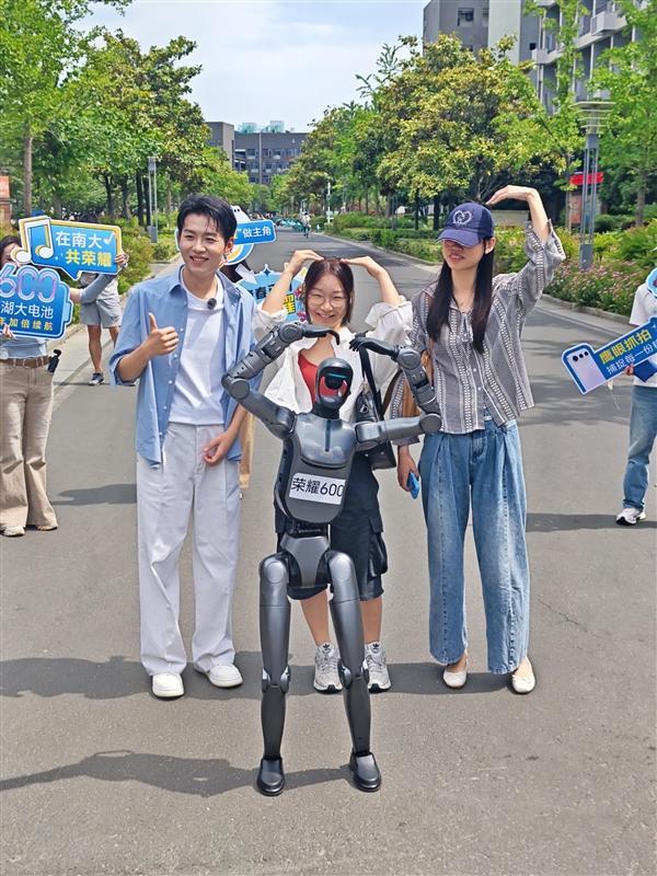 【荣耀自研机器人闪电、元气仔走进南大 开启2026赛博毕业季】5月17日，“奔跑