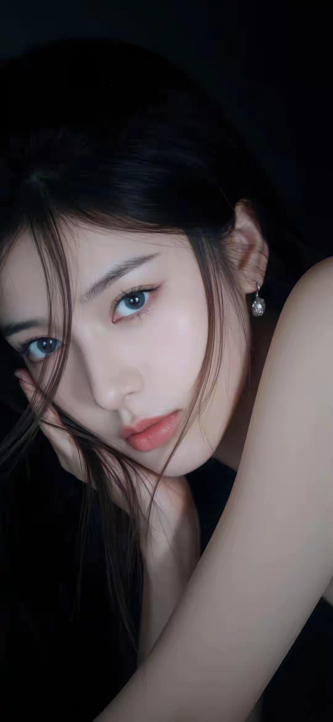 “梦幻般的蓝眼睛，温柔的黑发，仿佛从画中走出的少女。”🌙💖📸