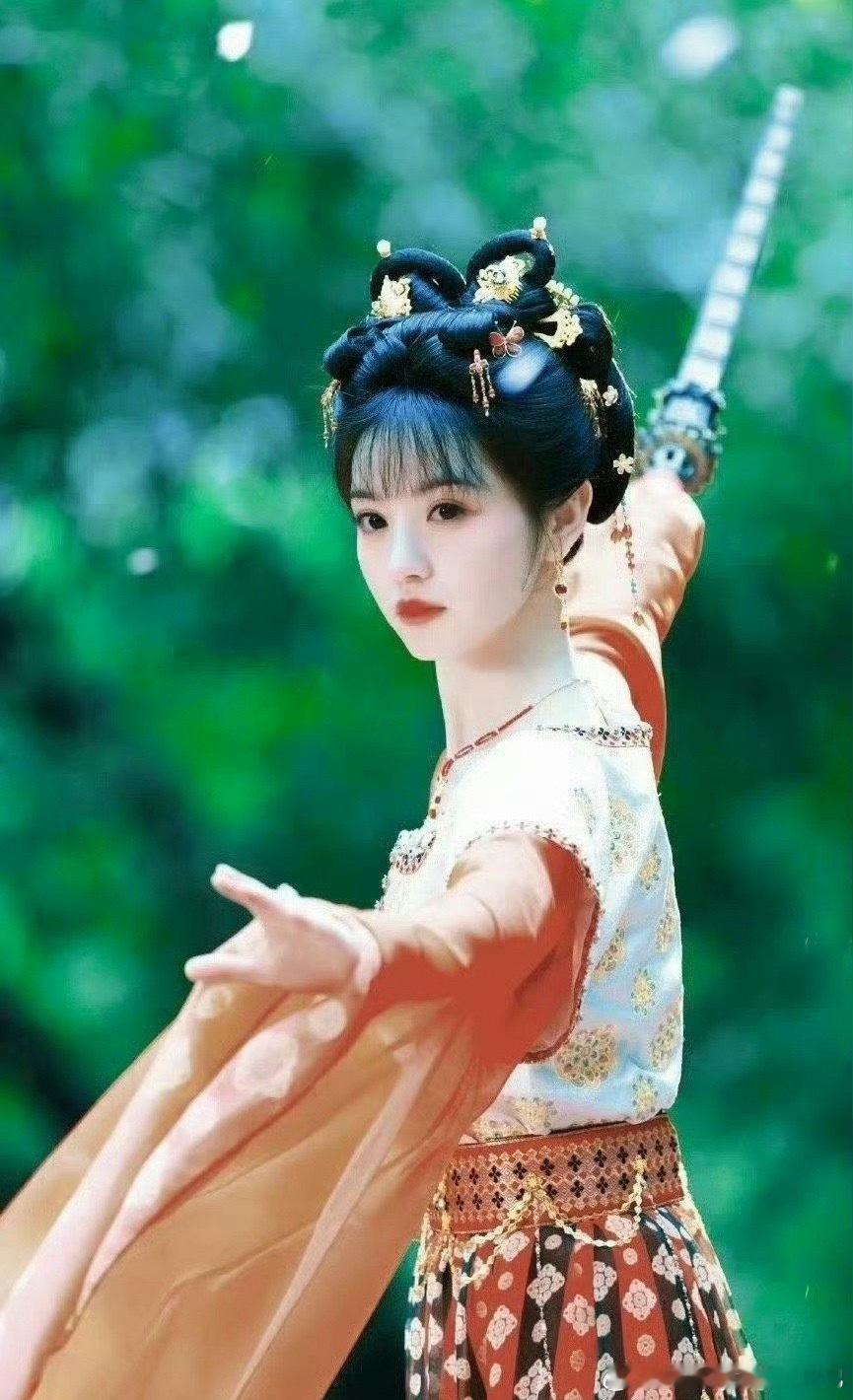 #张凌赫曾说喜欢看卿卿日常# 张凌赫曾说喜欢看卿卿日常，剧好看！是田曦薇演的，两
