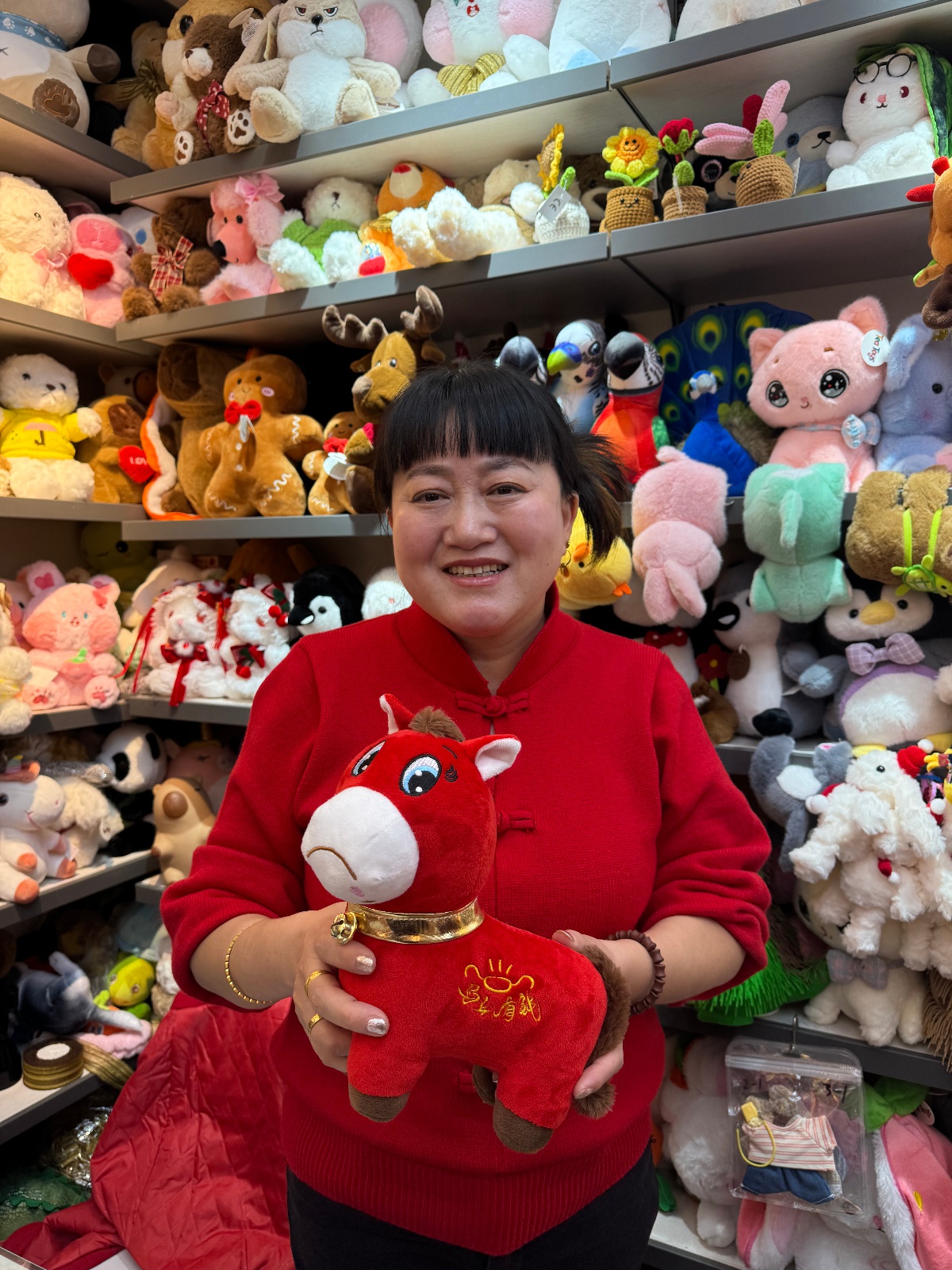 “哭哭马”爆火后，老板称会回报缝反马嘴的工人：不担心热度下滑，将研发周边产品