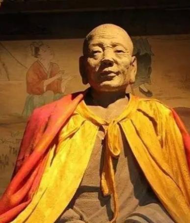 1996年，山西一名村民在寺庙打扫时，靠着佛像睡着了，醒来后，他发现自己不小心把