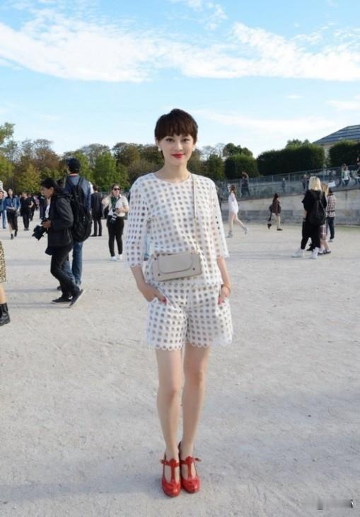 “邓超老婆孙俪”在国外又美出圈了，穿洞洞套装变时髦精，好高级 ​​​