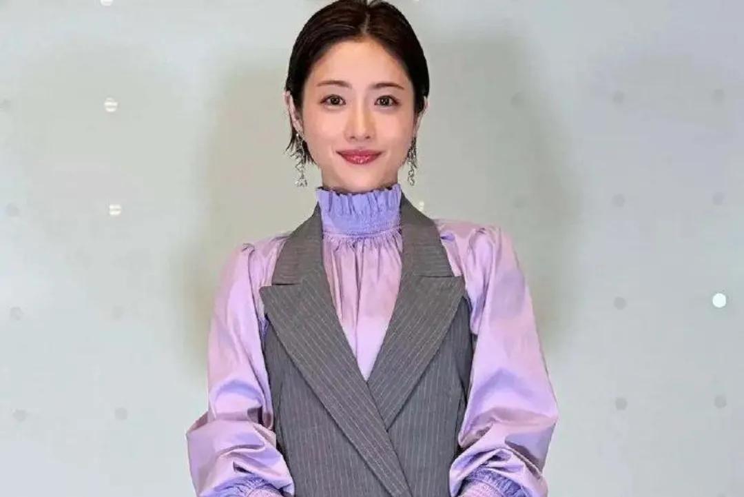 日本女星石原里美闪婚圈外老公糸木悠，其真实身份和长相一直是大家关注的焦点。最近，