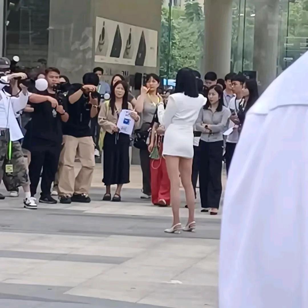 关晓彤最近在广州参加了华为的一场线下盛会，身穿一件白色简约连身裙，尽显其修长美腿