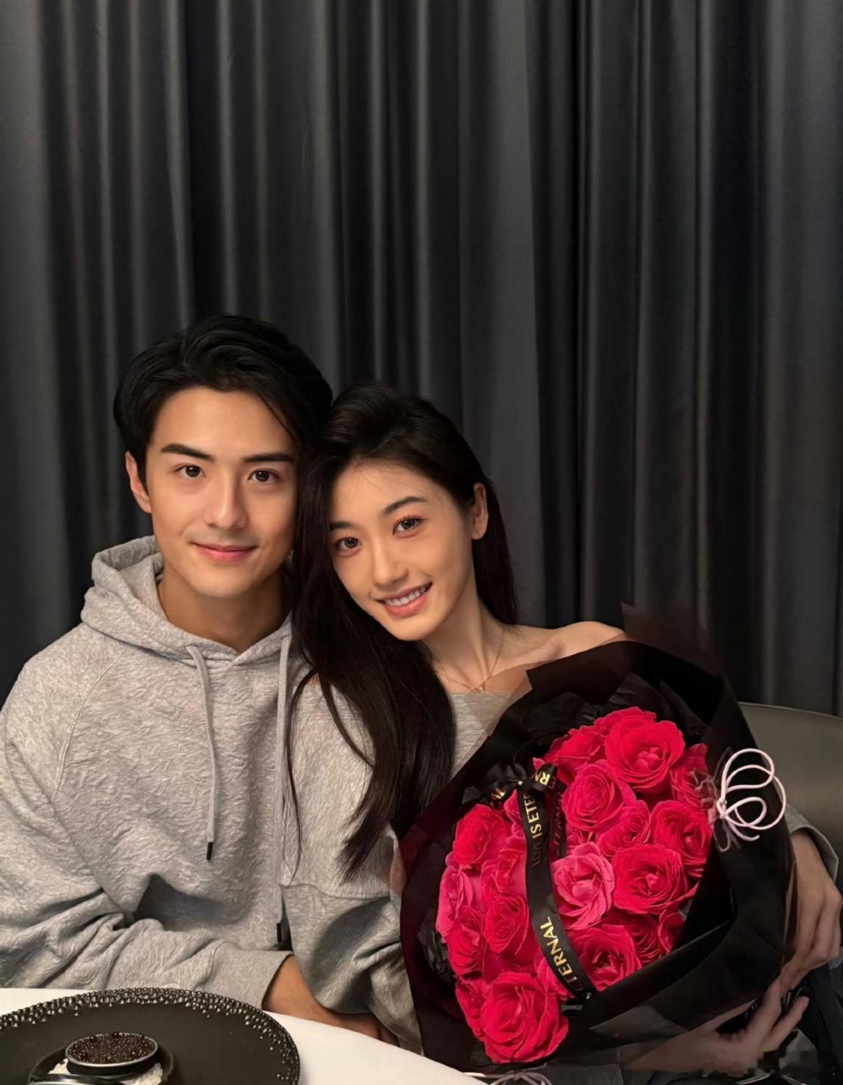 他俩真的就是小说男女主的标配，无论是长相职业还是家世都超级般配 