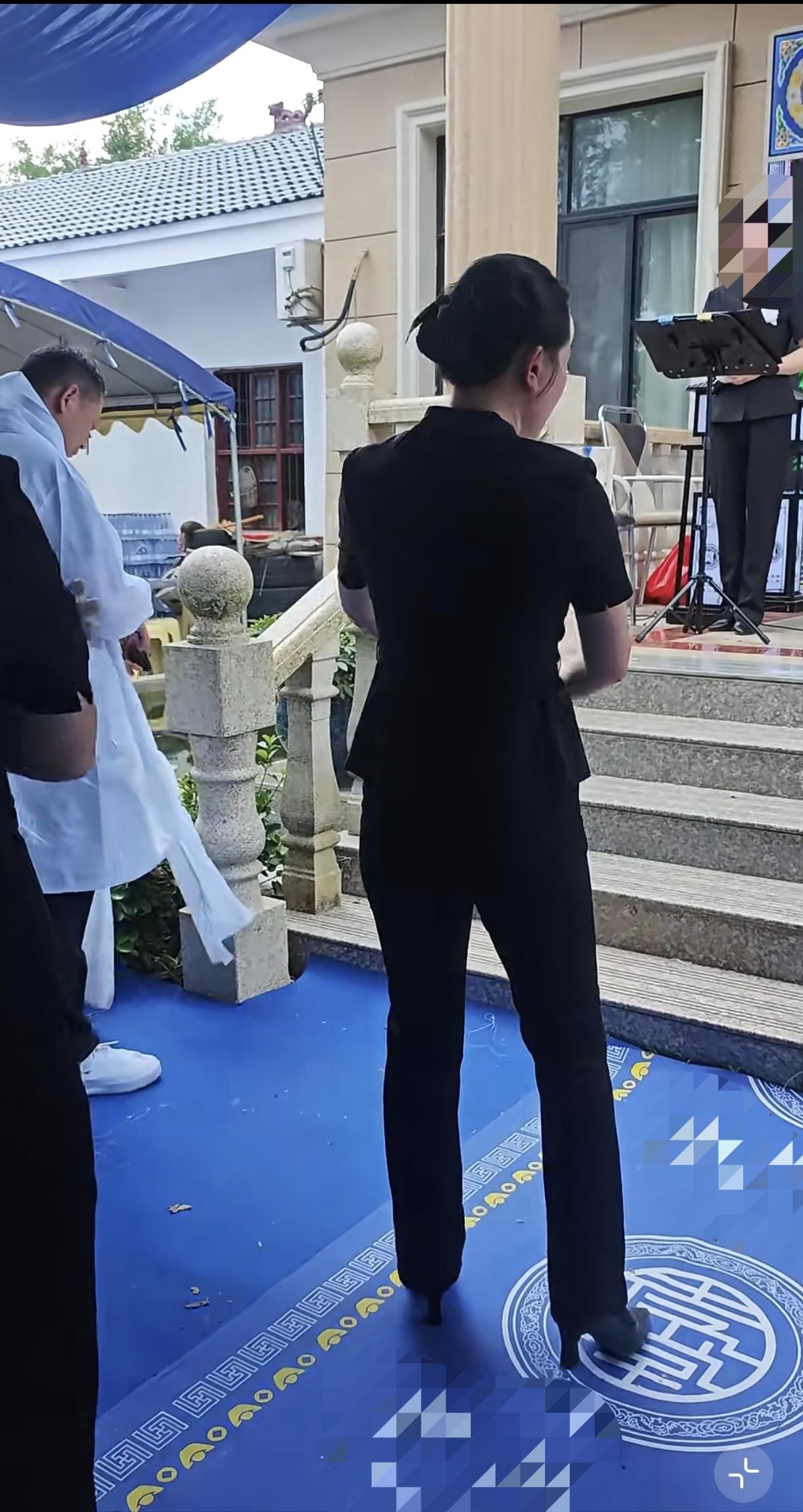 统一着装（黑色制服、统一发饰) ，播放流行音乐，个性化告别仪式，全套标准化服务。