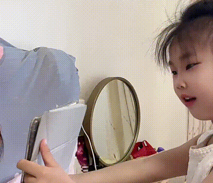 当女儿要玩平板需要妈妈扫脸时！
妈妈真的是用全脸在抗拒了。