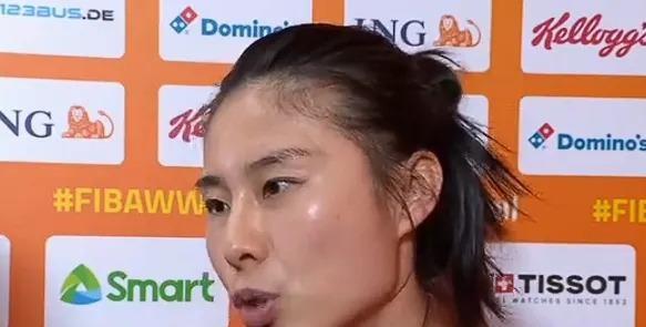 王思雨赛后说中国女篮输在“人种差距”，这话听着扎心，但咱们得把账算明白。那场比赛