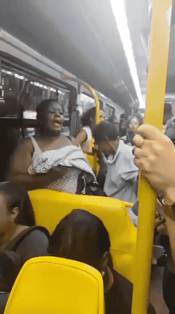 巴西老妇人在公交车随意排泄：最后导致扔粪攻击，现场一片混乱！一段以混乱收场的巴士