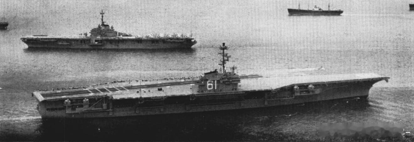 刚刚完工的游骑兵号路过莱特湾号，摄于1957年#中外舰闻##外军影像##武器装备