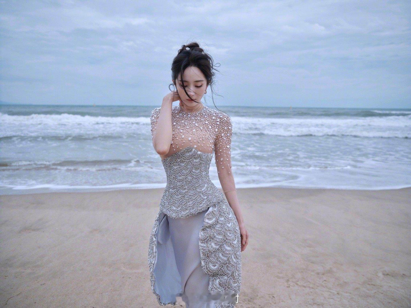 啊啊啊我的杨幂妈妈，这套确定不是在故意秀身材的料？啊啊啊还有裸足[爱你][色][