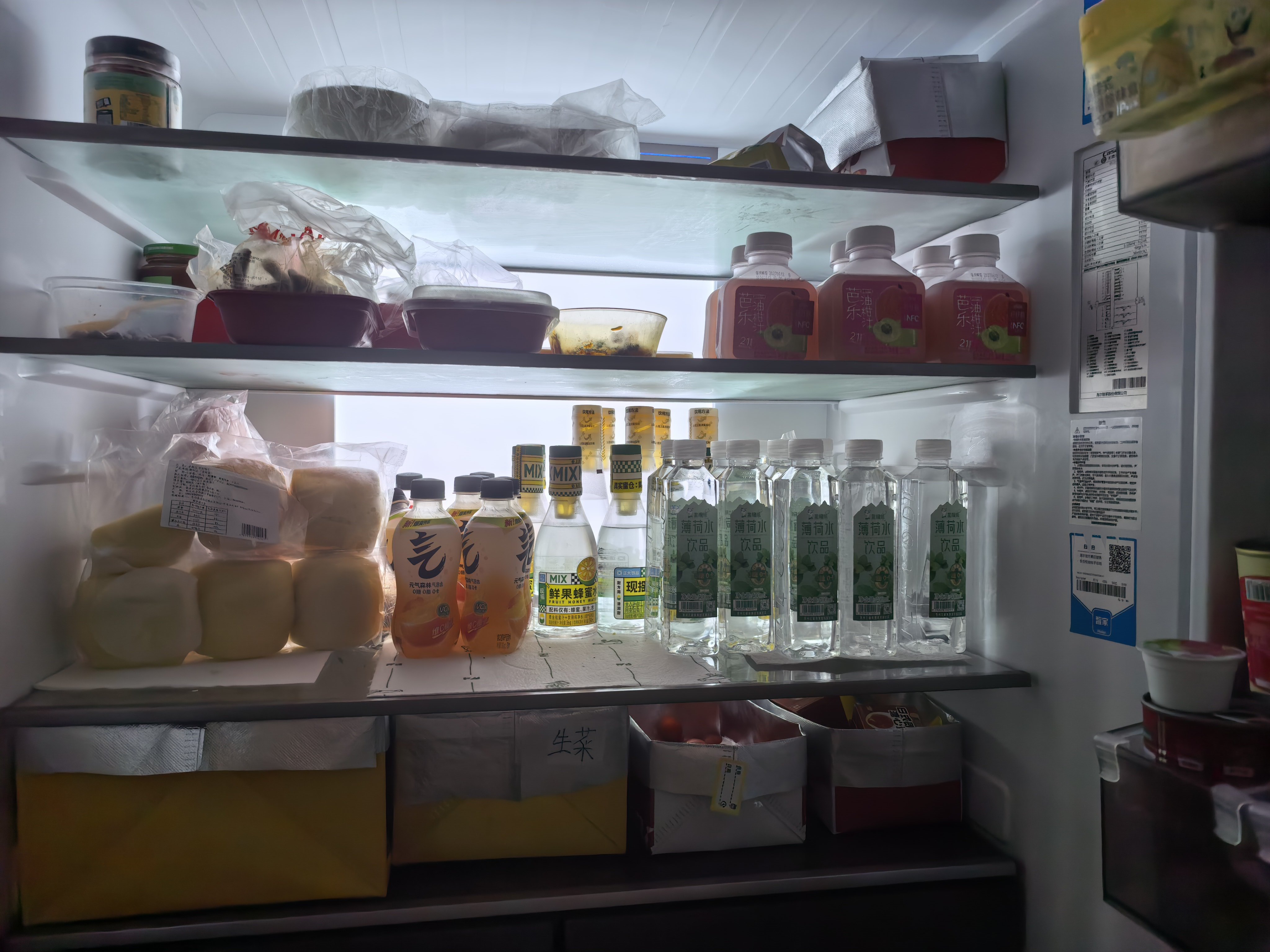 到了夏天，冰箱的冷藏室有大用处了正大蜂蜜水，元气森林气泡水北极熊薄荷水嘿嘿嘿嘿 