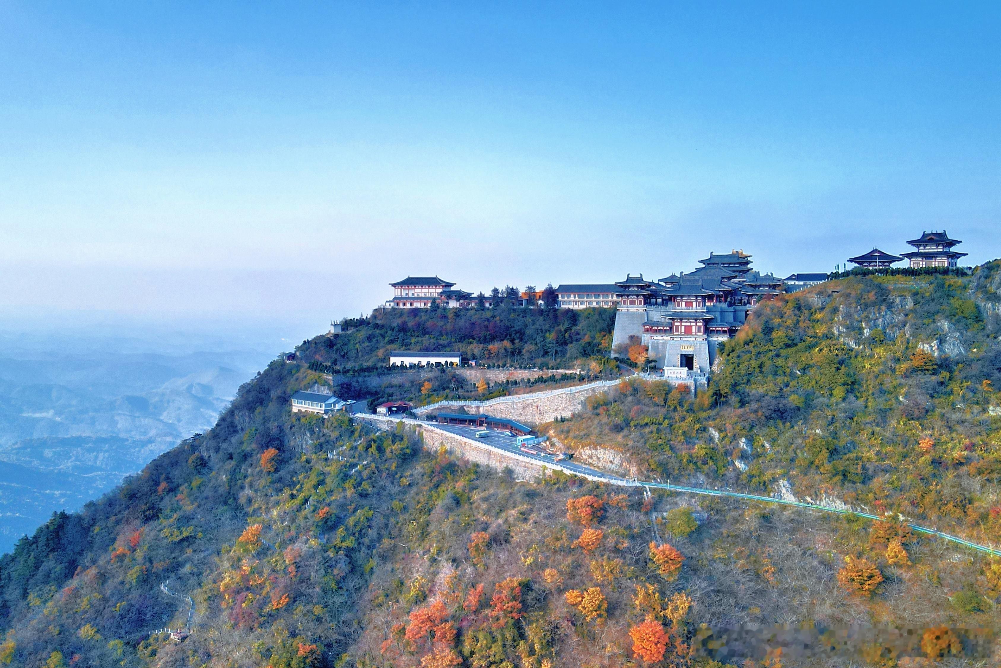  这里是楚北天空第一峰——宝珠峰 著名的“大洪山金顶”——大慈恩寺便位于峰顶之上