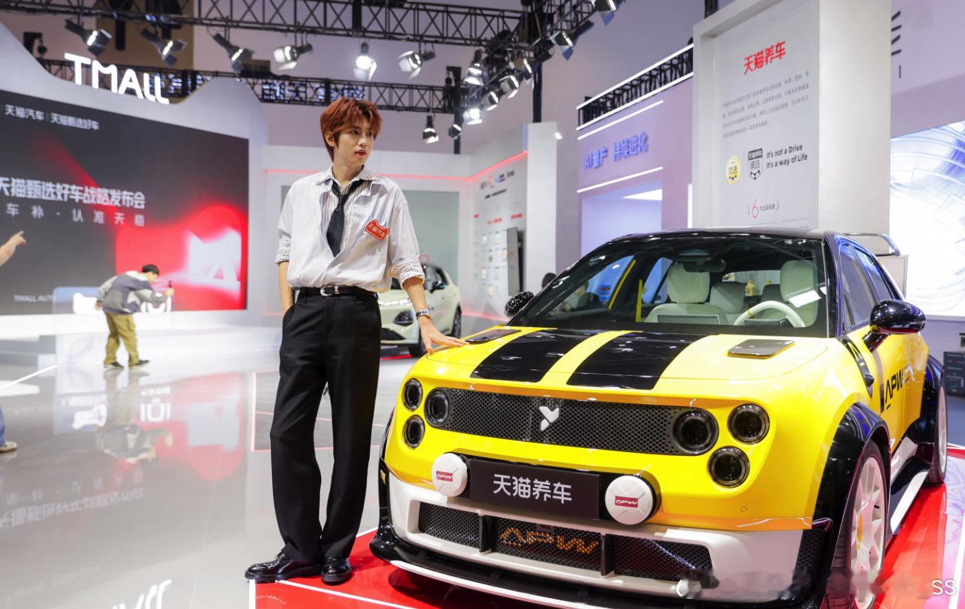 百亿车补认准天猫 逛北京车展被天猫展台圈粉！潮流座驾、养眼工作人员、软萌猫天天，