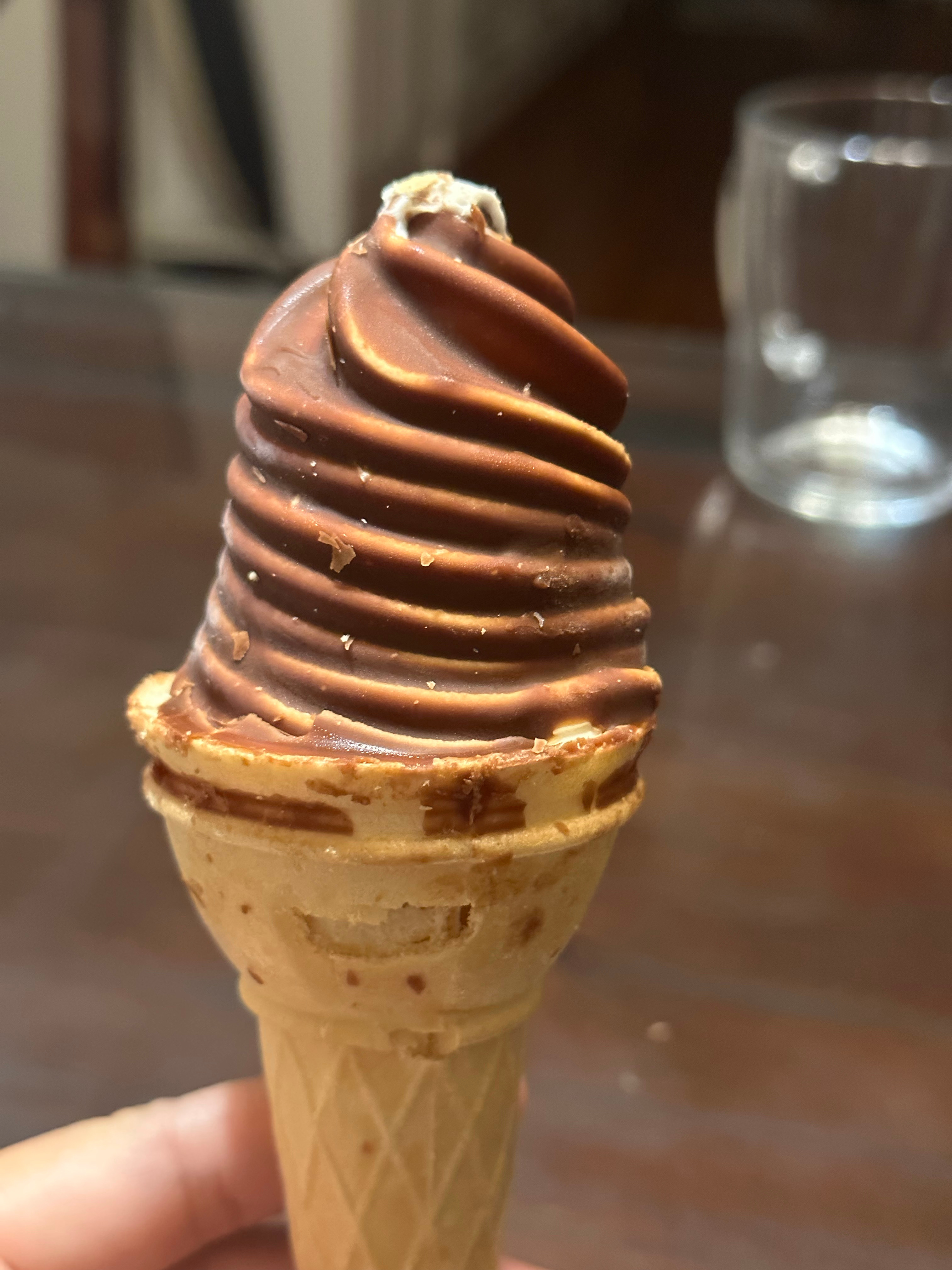 世界安静了偷吃个火炬冰淇淋好古早的冰淇淋许多前经常吃的 