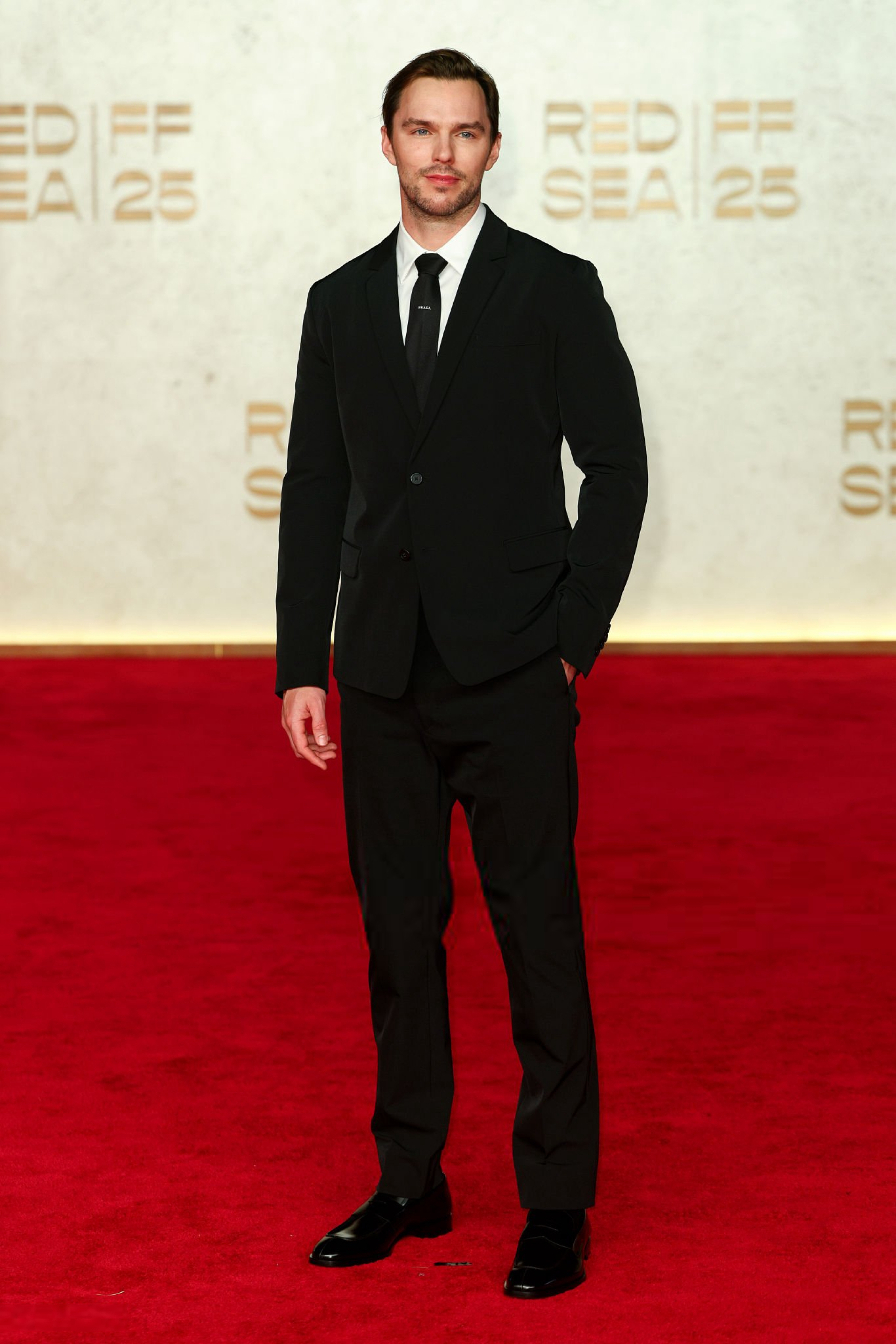 尼子帅爆！Nicholas Hoult爆帅亮相红海国际电影节！太养眼了！依然是神