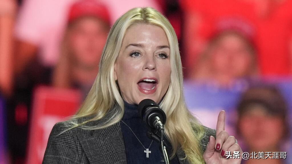 特朗普宣布解雇司法部长邦迪


      早在解雇国土安全部部长之前，就有消息