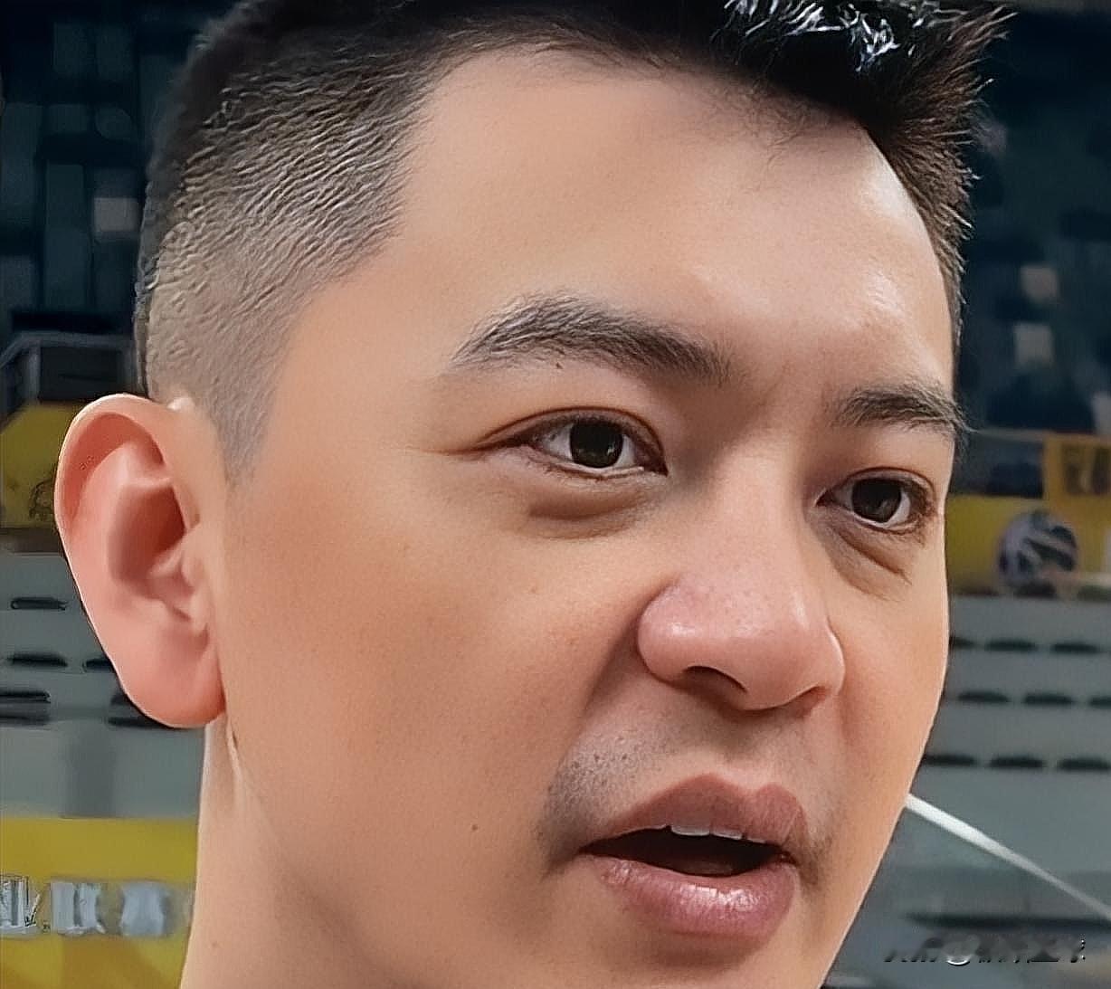 辽宁男篮主帅杨鸣终于放低姿态了！

今晚CBA常规赛，辽宁对阵广厦赛前，杨鸣接受