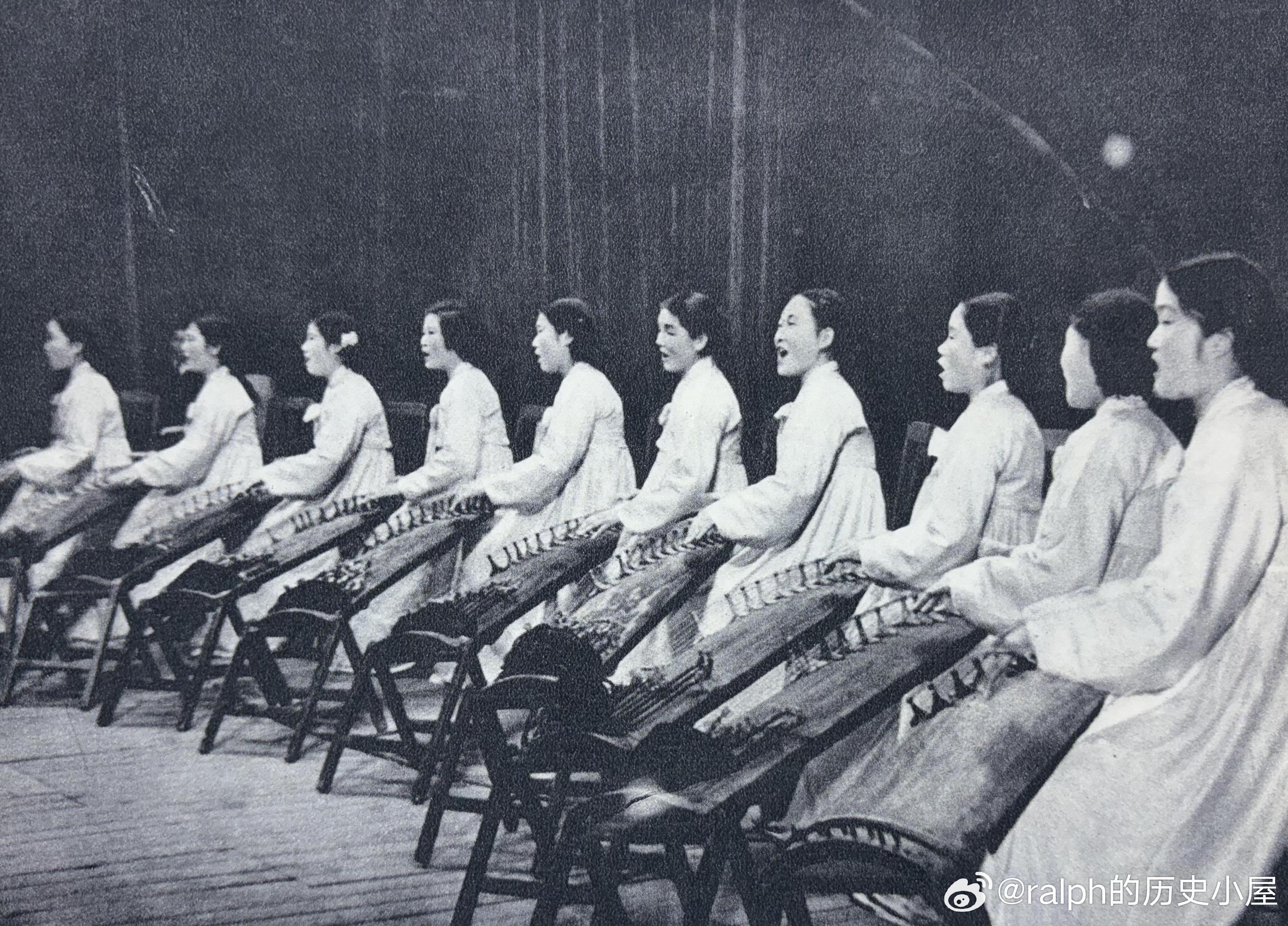 1957年朝鲜国立图书出版社古典乐文娱组员们正在弹奏伽倻琴。伽倻琴，亦称朝鲜筝，
