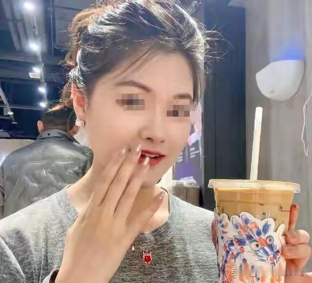 那个一天一杯瑞幸咖啡，拿助学金的女生，大概很快就火了。
这倒是让我想起当年上学班
