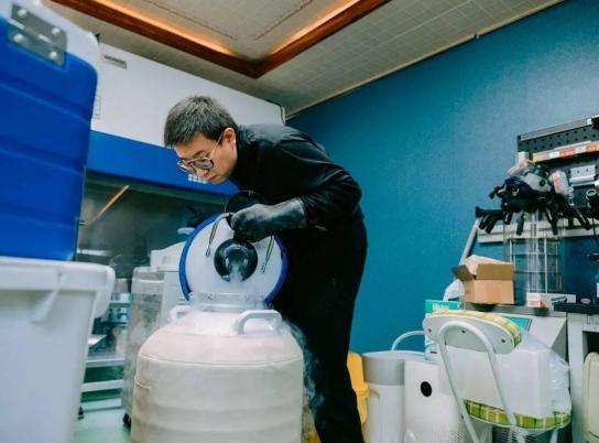 真是奇迹！云南仅仅高中学历的爸爸，百般为患罕见病的儿子求医无果后，竟然开始自制药