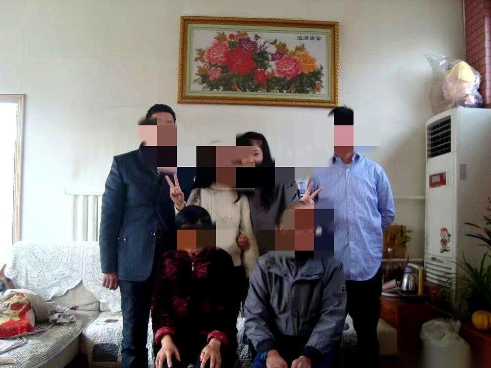 推开门那一刻，我差点以为自己走错了。
一屋子人，嗑瓜子的，聊天的，刷手机的，热热