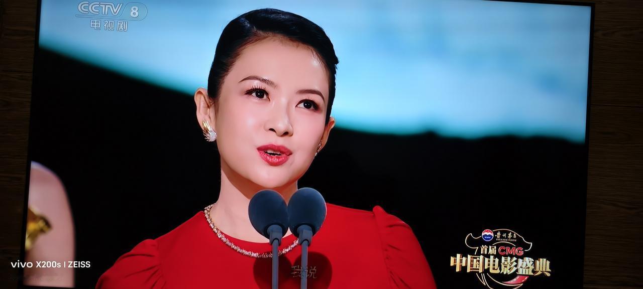 4月10日晚，首届中国电影盛典红毯上，章子怡一袭红色紧身裙亮相。我家先生盯着屏幕