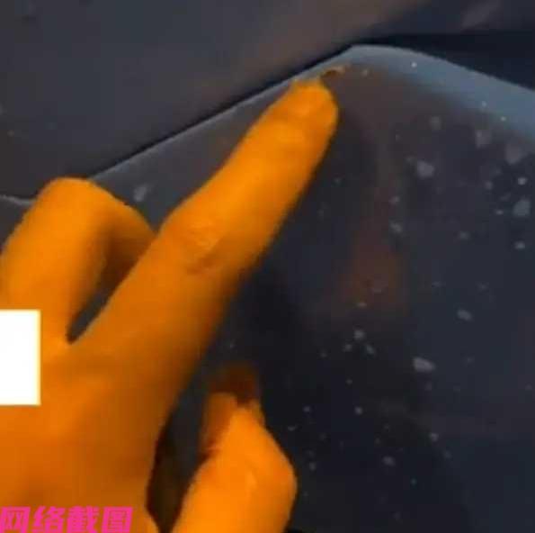 湖南有男子开豪车停在路边去买东西，转眼的功夫让代驾小哥骑小电瓶车给剐蹭了，这下维