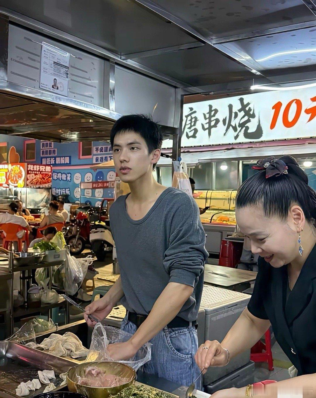 帅成这样了为啥还要靠摆摊为生 