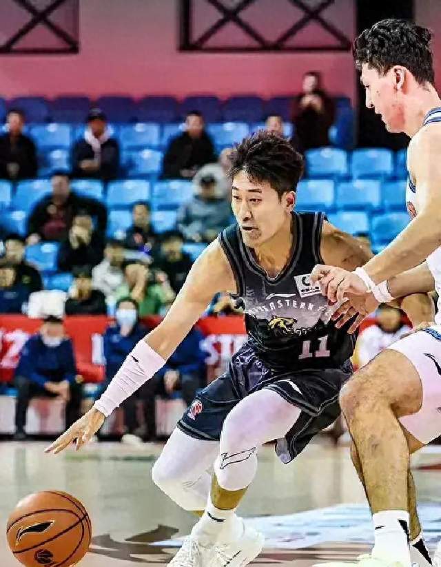 李昂执教CBA首胜！郭士强观战吉林拒新疆21分逆转，姜伟泽19+7！