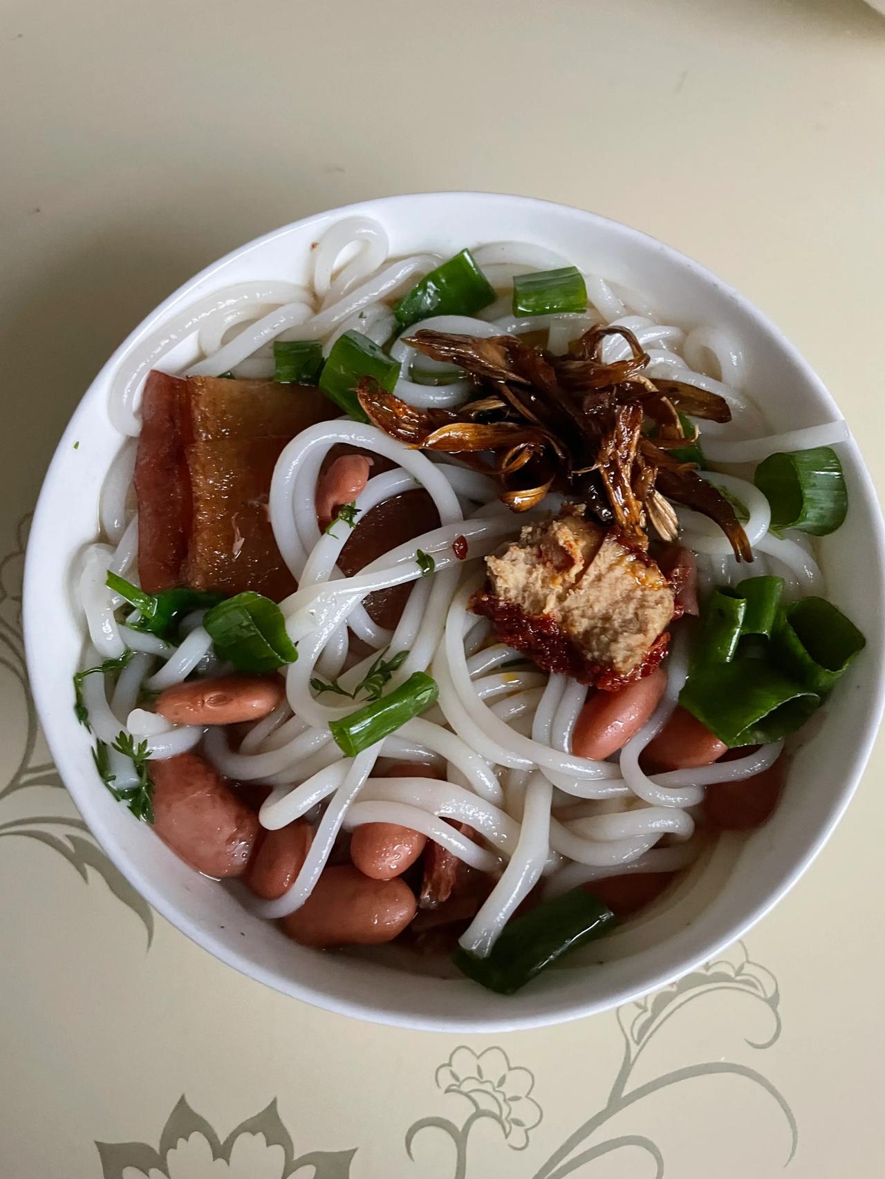 #秋日美食分享#
红豆米线、百合小米粥、甜品。
甜品由雪梨、核挑、冰糖混合蒸制而