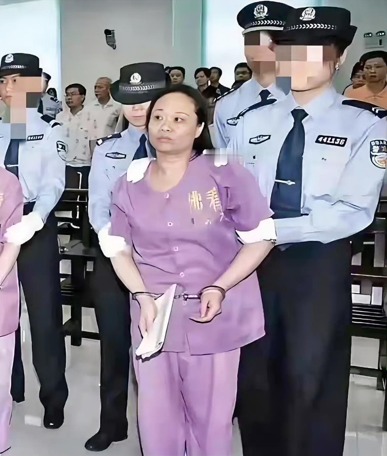 她是新中国贪污最大的女局长，死刑前一句话：“我对钱不感兴趣”。