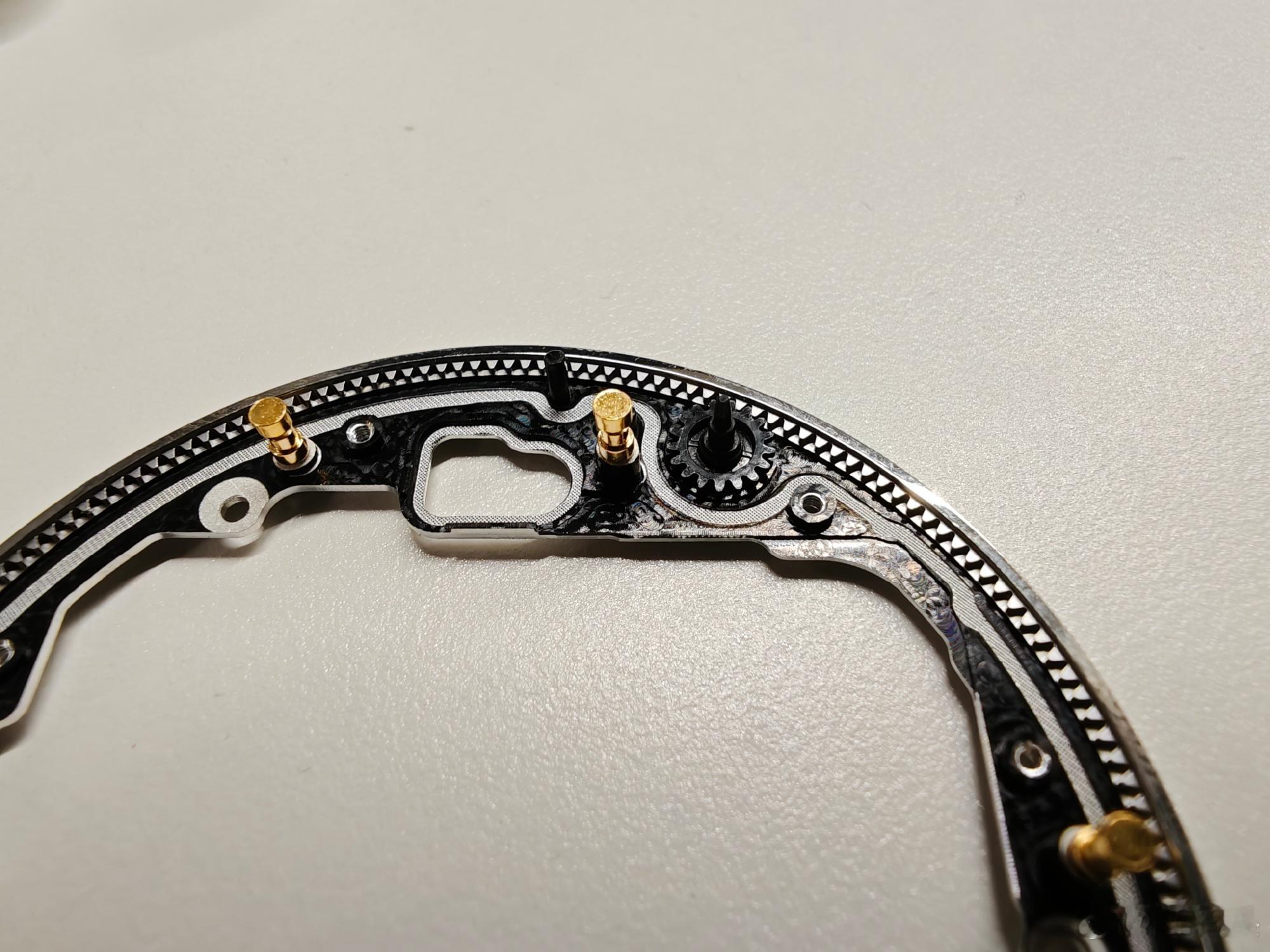 刚看到了这张拆机件的图，是小米17 Ultra徕卡版的变焦环内部结构。 其实就是