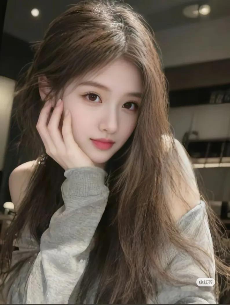 温柔甜美的少女，轻轻抚摸脸颊，散发着淡淡的忧郁气息。街拍 高清美女